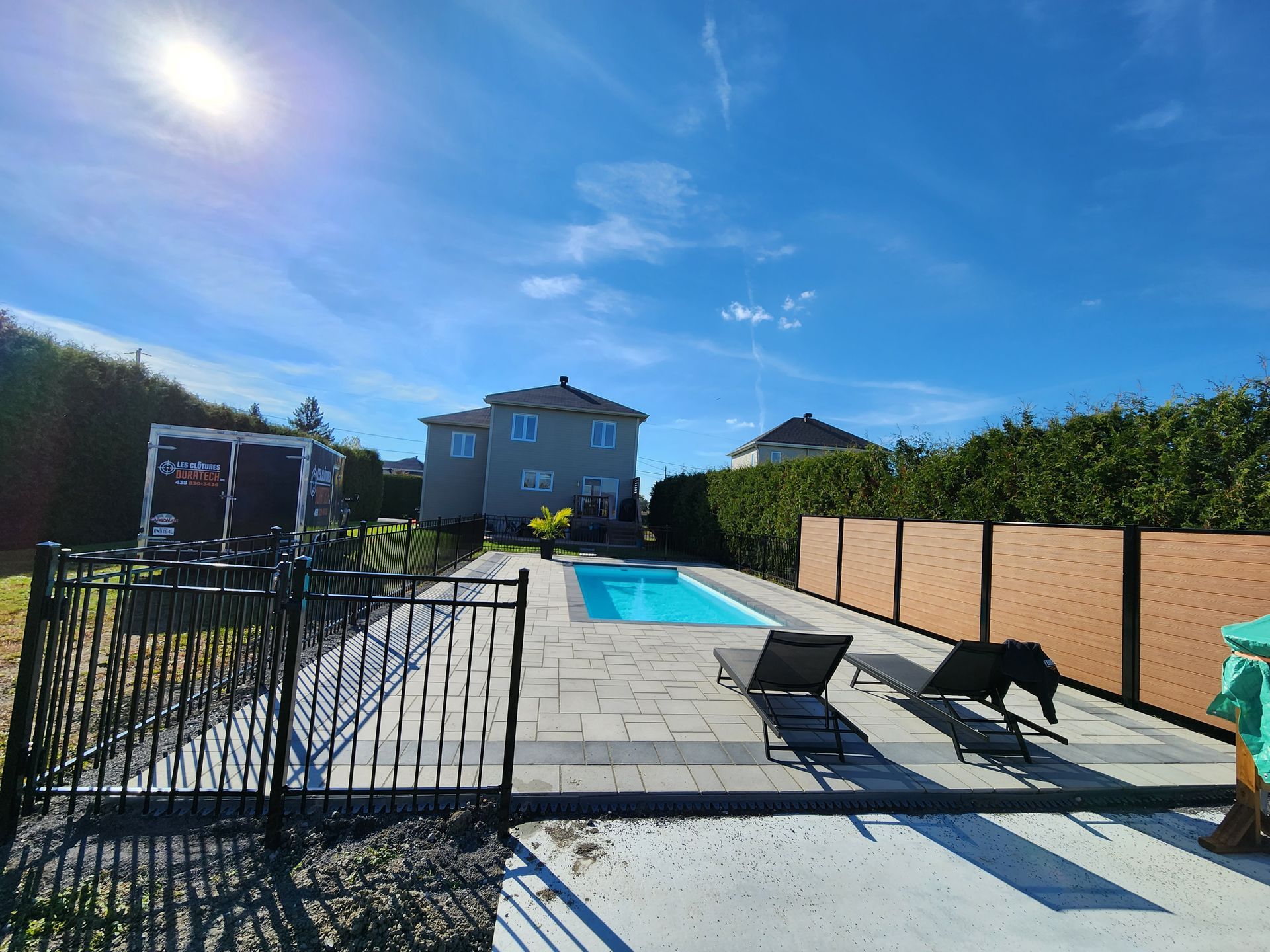 Il y a une grande piscine dans l'arriГЁre-cour d'une maison.