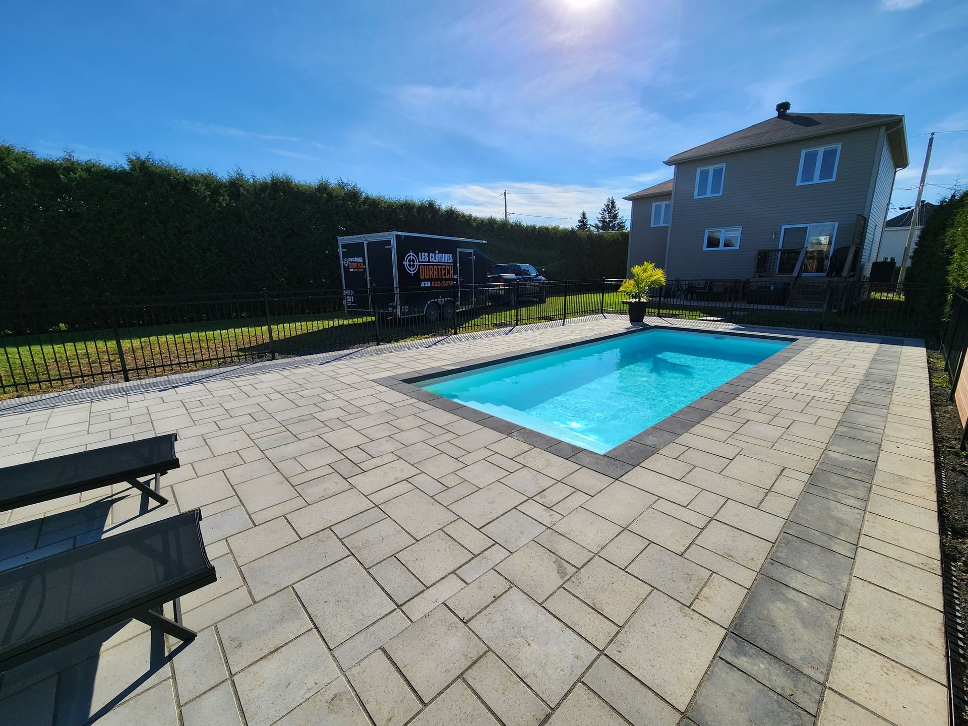 Une grande piscine se trouve dans l'arriГЁre-cour d'une maison.