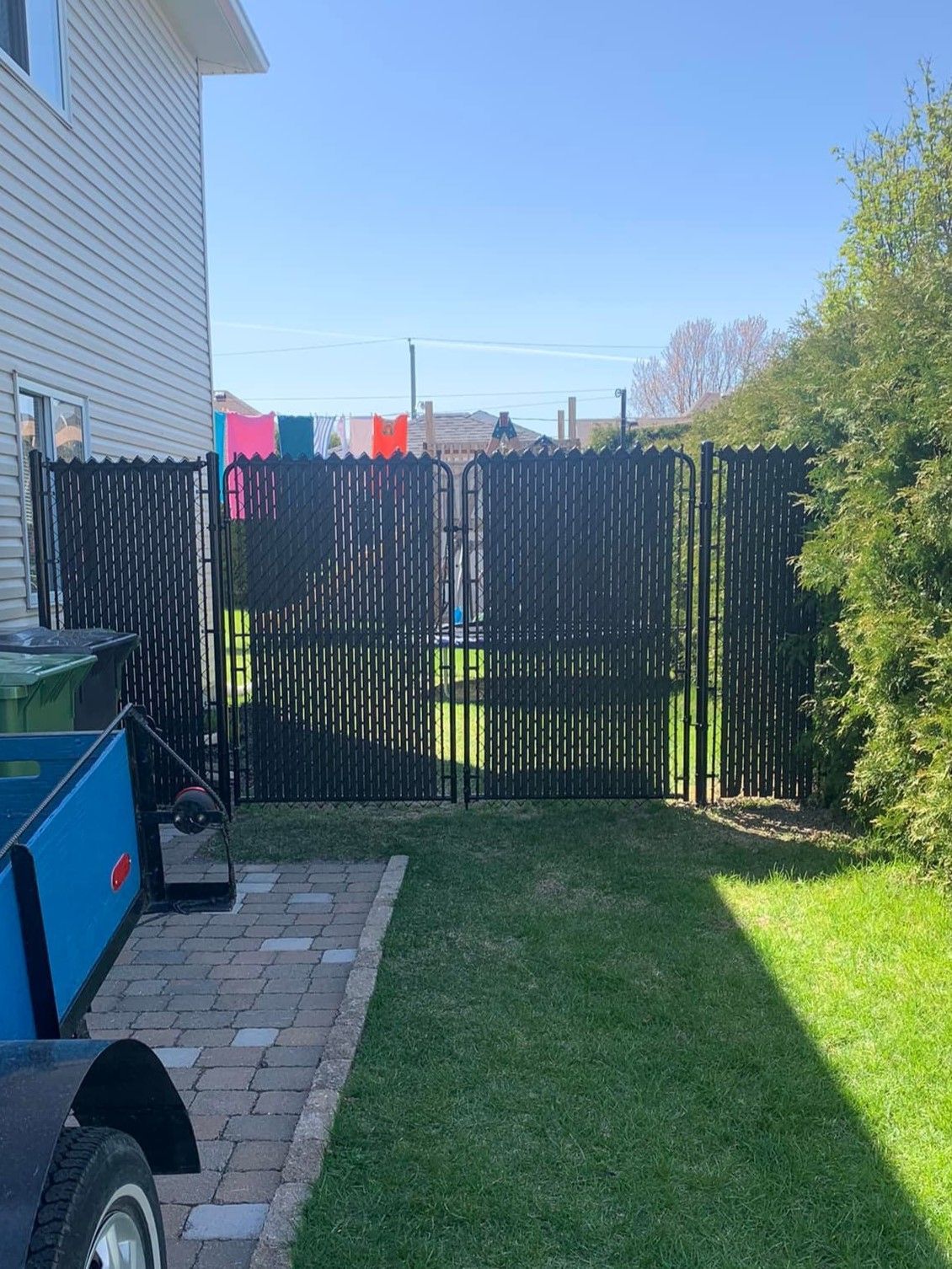 Il y a une clГґture dans l'arriГЁre-cour d'une maison.