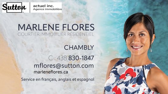 Une femme se tient devant un panneau indiquant Marlene Flores