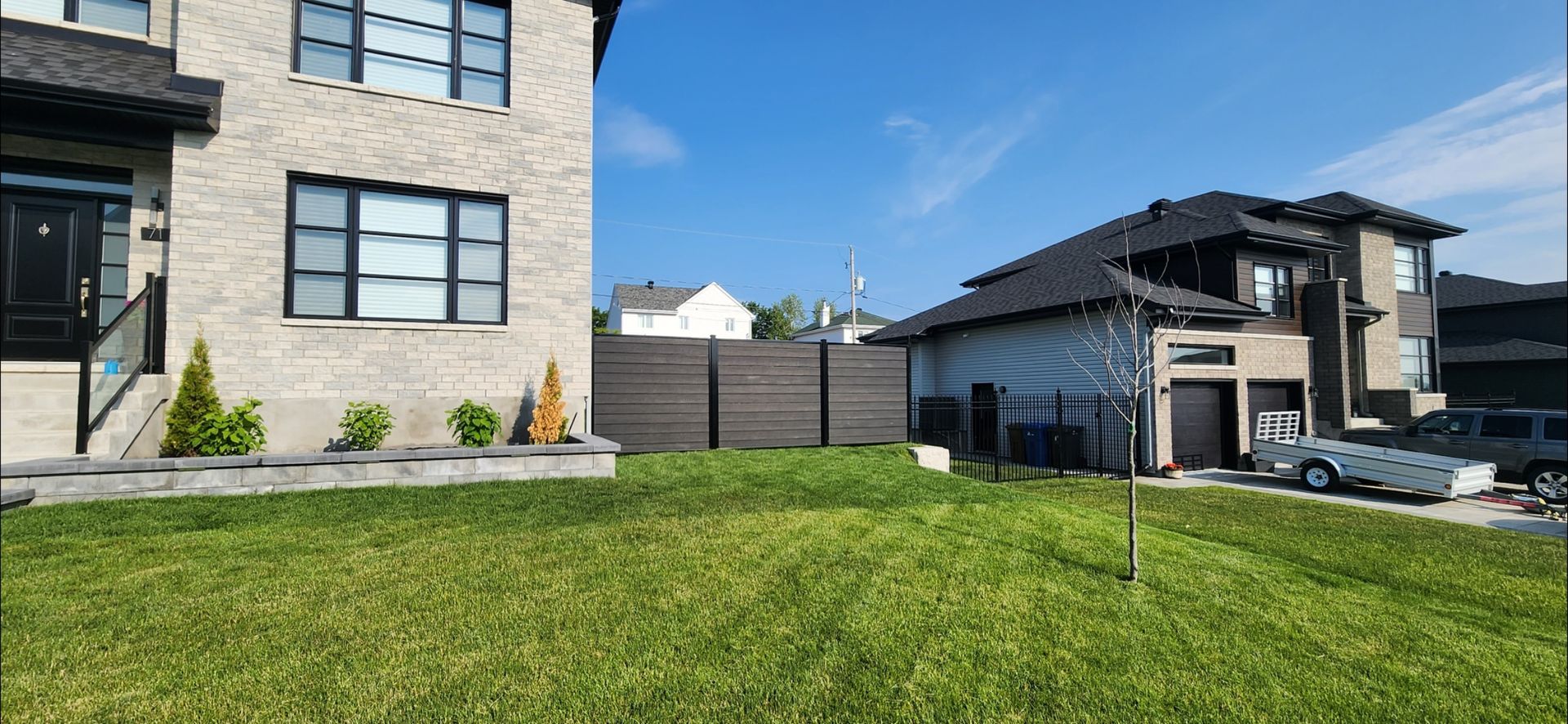 Une grande maison avec une grande pelouse devant elle.