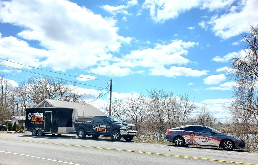 Un camion et une voiture sont garГ©s sur le bord de la route.