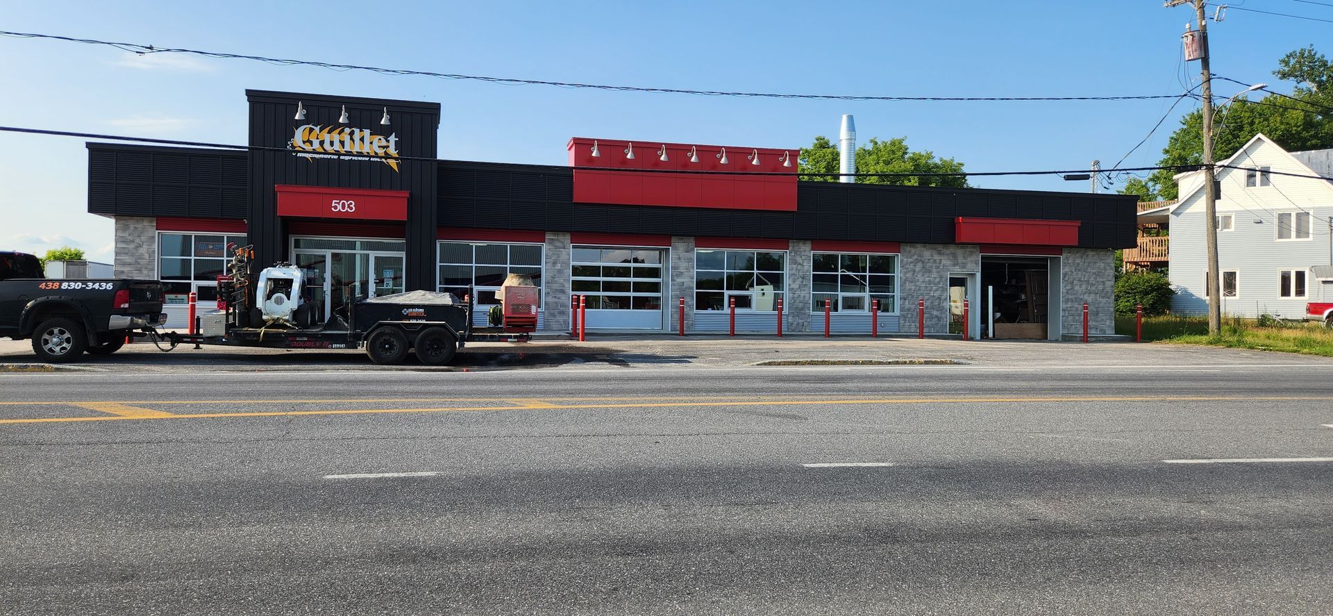Un camion est garГ© devant un bГўtiment sur lequel est Г©crit В« queue de poisson В»