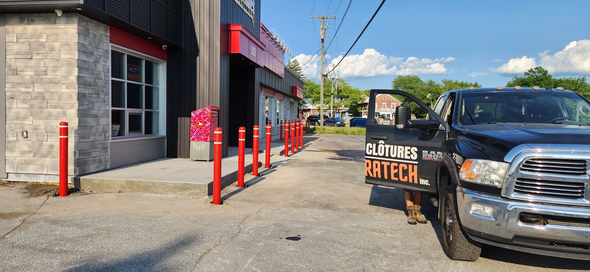 Un camion noir est garГ© devant un immeuble.
